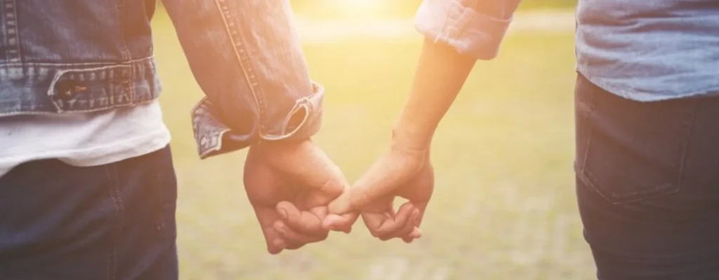 El Primer Novio de Tu Hija: Cómo Sobrellevarlo Sin Mandarlo a la Luna